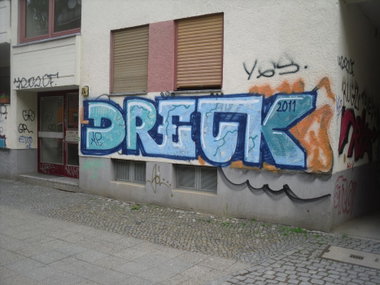 Graffiti Bombing in Berlin - Photo by columbiandreams - dreck