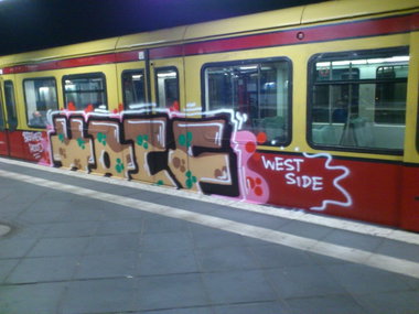 Graffiti Train in Berlin - Photo by columbiandreams - hacf