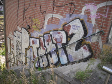 Graffiti Bombing - Photo by columbiandreams - limp, thats, thatz