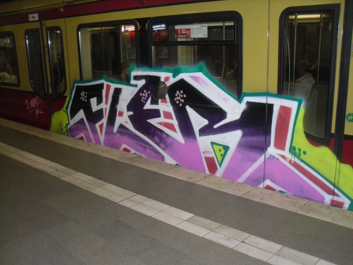 Graffiti Train - Photo by columbiandreams - fler, maskulin (2013)