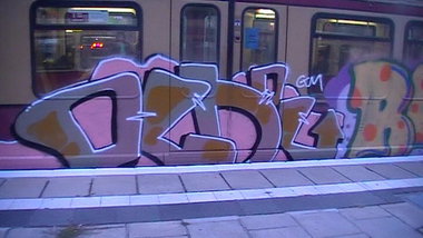 Graffiti Train - Photo by columbiandreams - oldi, roza, ctm (2013)