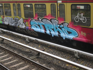 Graffiti Train - Photo by columbiandreams - straid, yws (2013)