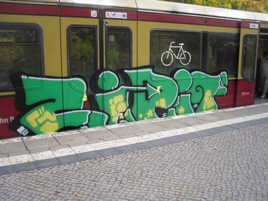 Graffiti Train - Photo by columbiandreams - zipit (2013)