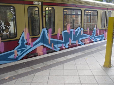 Graffiti Train - Photo by columbiandreams - HK (2013)