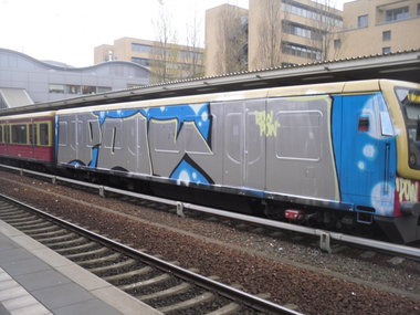 Graffiti Train - Photo by columbiandreams - pow (2013)