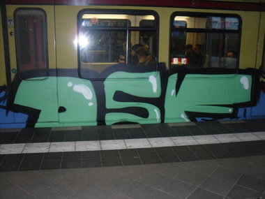 Graffiti Train - Photo by columbiandreams - dsf (2013)
