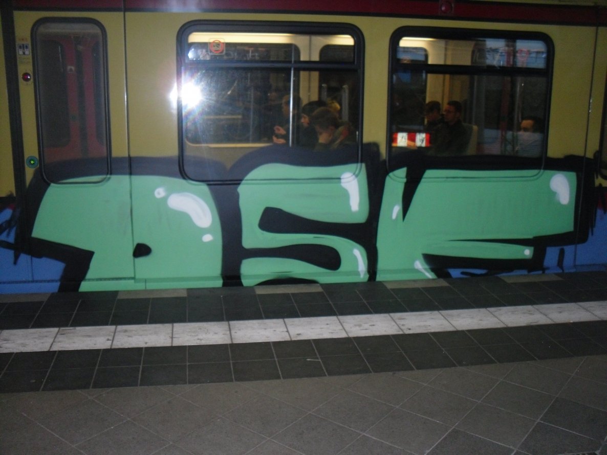 Graffiti Train - Photo by columbiandreams - dsf (2013)