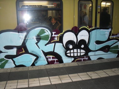 Graffiti Train - Photo by columbiandreams - eros (2013)