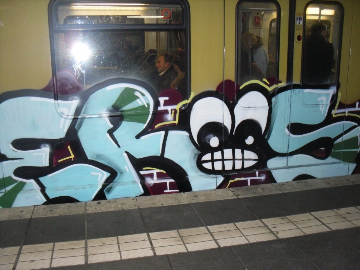 Graffiti Train - Photo by columbiandreams - eros (2013)