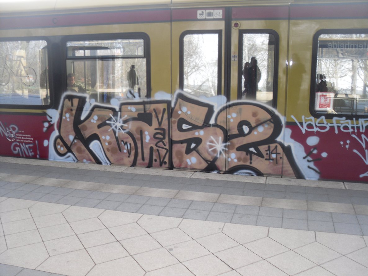 Graffiti Train - Photo by columbiandreams - kas2, them (2014)