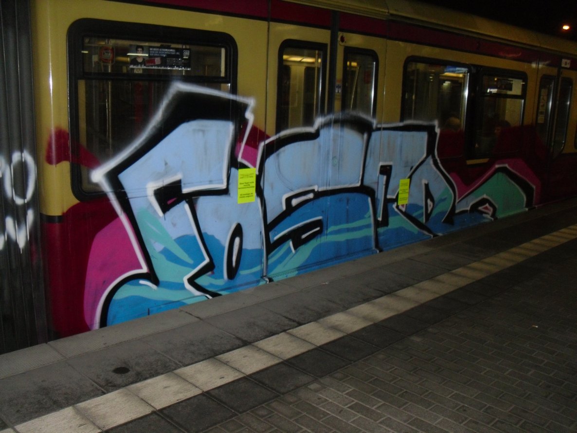 Graffiti Train - Photo by columbiandreams - foger (2014)
