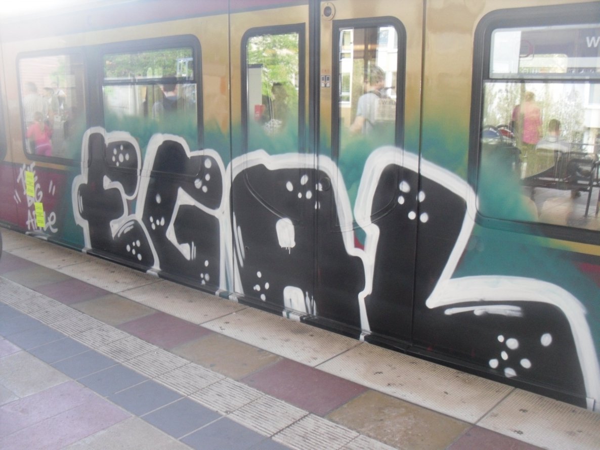 Graffiti Train - Photo by columbiandreams - tba, egal (2014)
