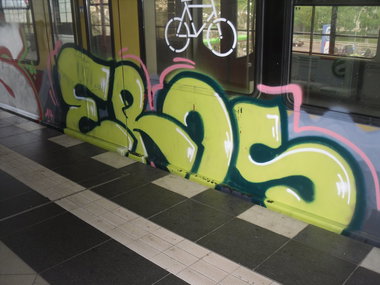 Graffiti Train - Photo by columbiandreams - eros (2014)