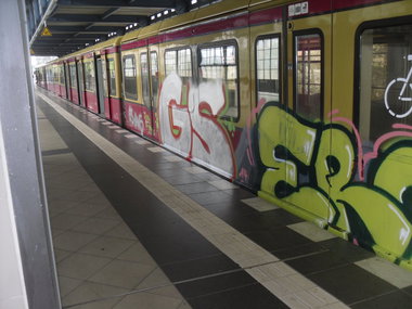 Graffiti Train - Photo by columbiandreams - gs (2014)