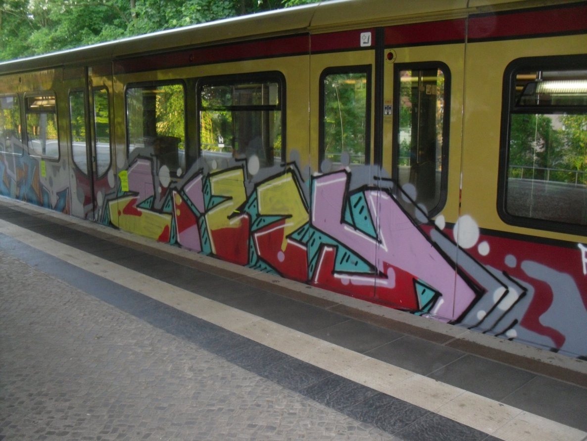 Graffiti Train - Photo by columbiandreams - zizzy (2014)