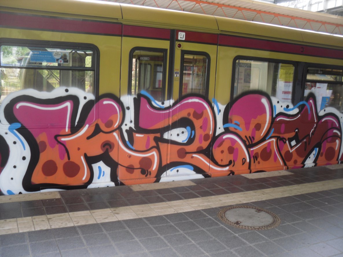 Graffiti Train - Photo by columbiandreams - kris (2014)