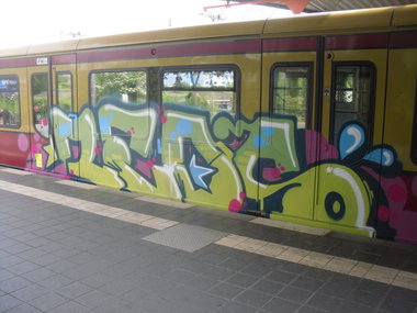 Graffiti Train - Photo by columbiandreams - reds, reos (2014)