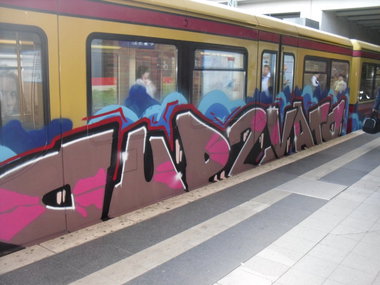 Graffiti Train - Photo by columbiandreams - oups, oupz, vato (2014)