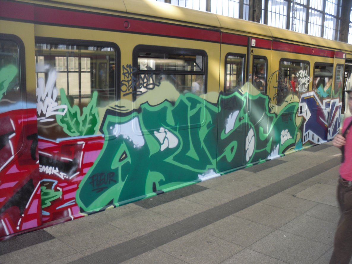 Graffiti Train - Photo by columbiandreams - Kuss (2014)