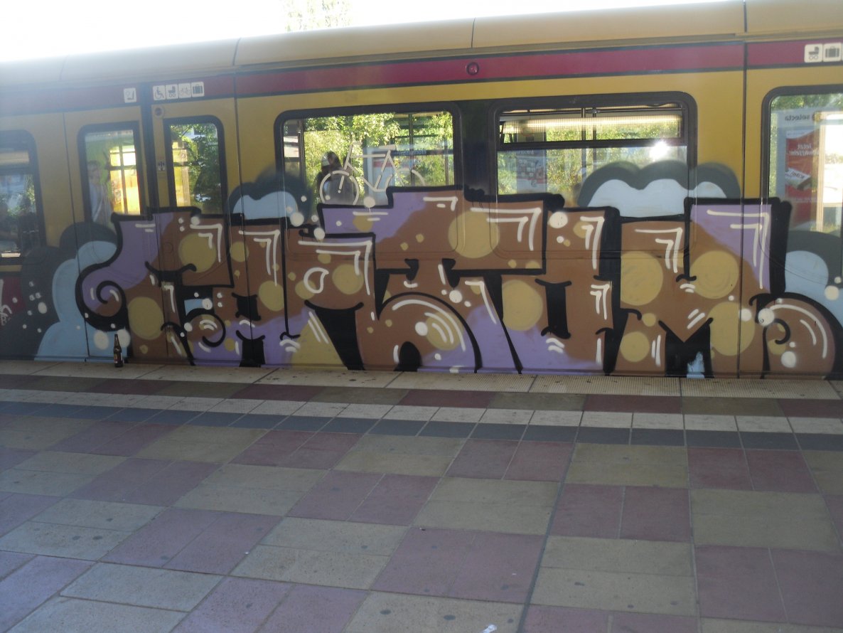 Graffiti Train - Photo by columbiandreams - fantom (2014)