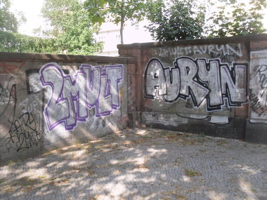 Graffiti Bombing - Photo by columbiandreams - 2mult, auryn