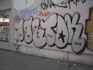 Graffiti Bombing - Photo by columbiandreams - tdk, 198 (2010)