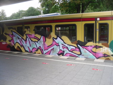 Graffiti Train - Photo by columbiandreams - dnb, rume (2014)