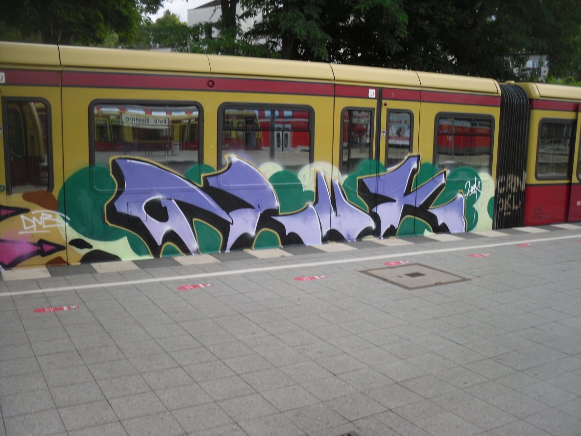 Graffiti Train - Photo by columbiandreams - gruk, dnb (2014)