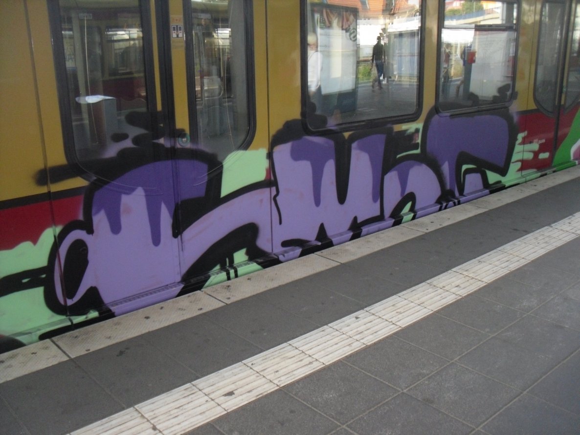 Graffiti Train - Photo by columbiandreams (2014)