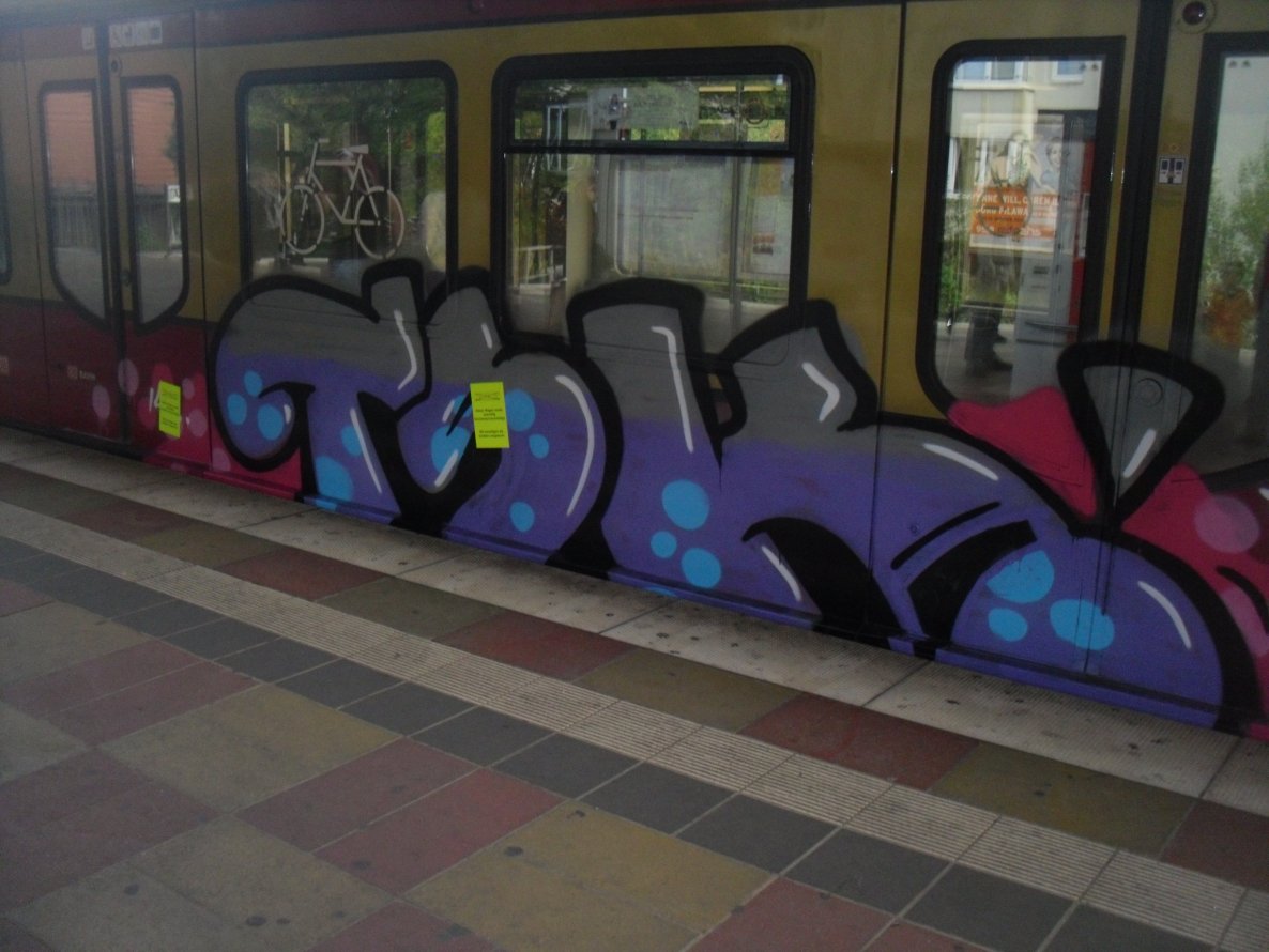 Graffiti Train - Photo by columbiandreams - tsk (2014)