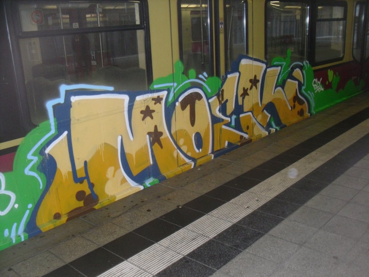 Graffiti Train - Photo by columbiandreams - moek (2014)