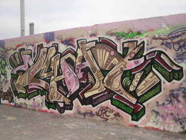 Graffiti Wall - Photo by columbiandreams - chat, frost, bioe (2097)