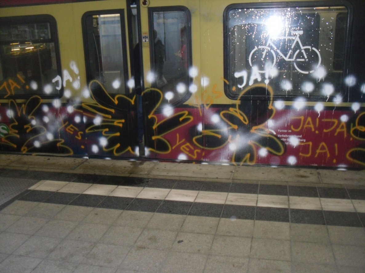 Graffiti Train - Photo by columbiandreams - ja, yes (2014)