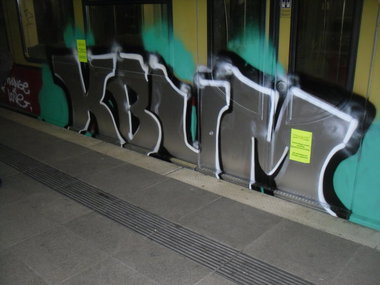 Graffiti Train - Photo by columbiandreams - kbum, bhf