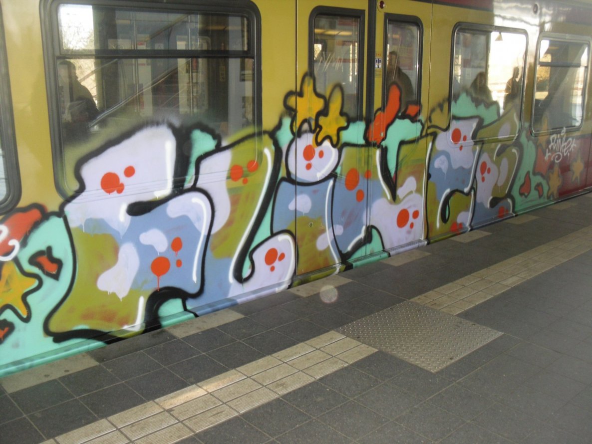 Graffiti Train - Photo by columbiandreams - tbr, flinte, backe