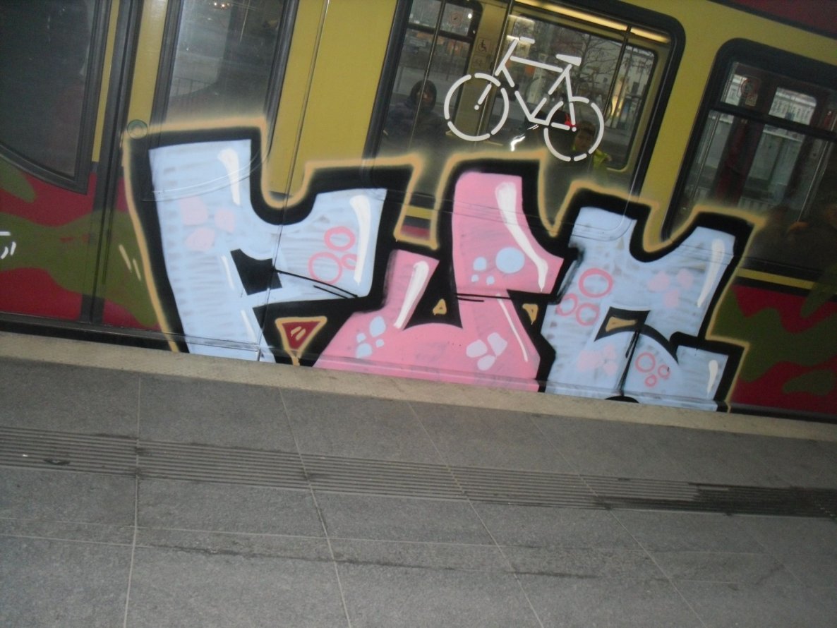 Graffiti Train - Photo by columbiandreams - puc