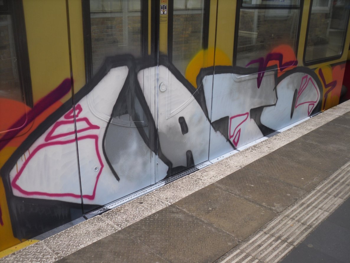 Graffiti Train - Photo by columbiandreams - vato (2015)