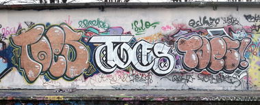 Graffiti Wall in Bad Vilbel - Photo by concretcolours - TOES, Bronze, Chrome (2014)