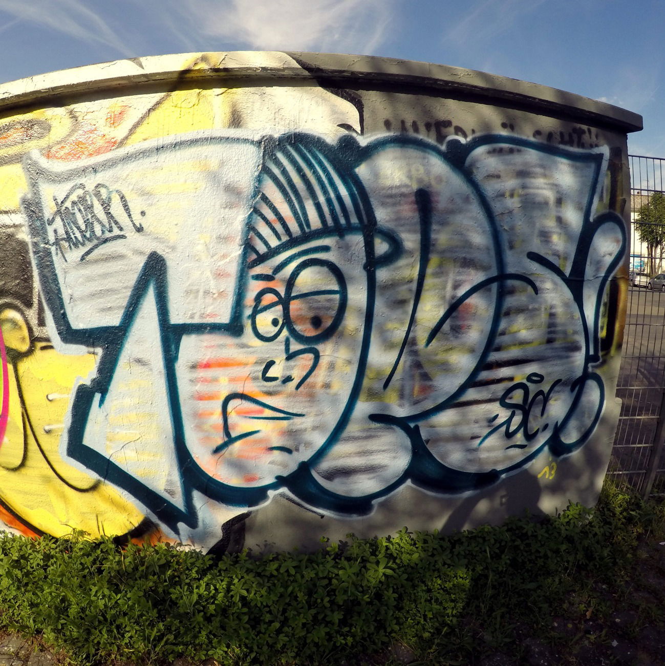 Graffiti Bombing - Photo by concretcolours - TOES, THROW-UP (2016)