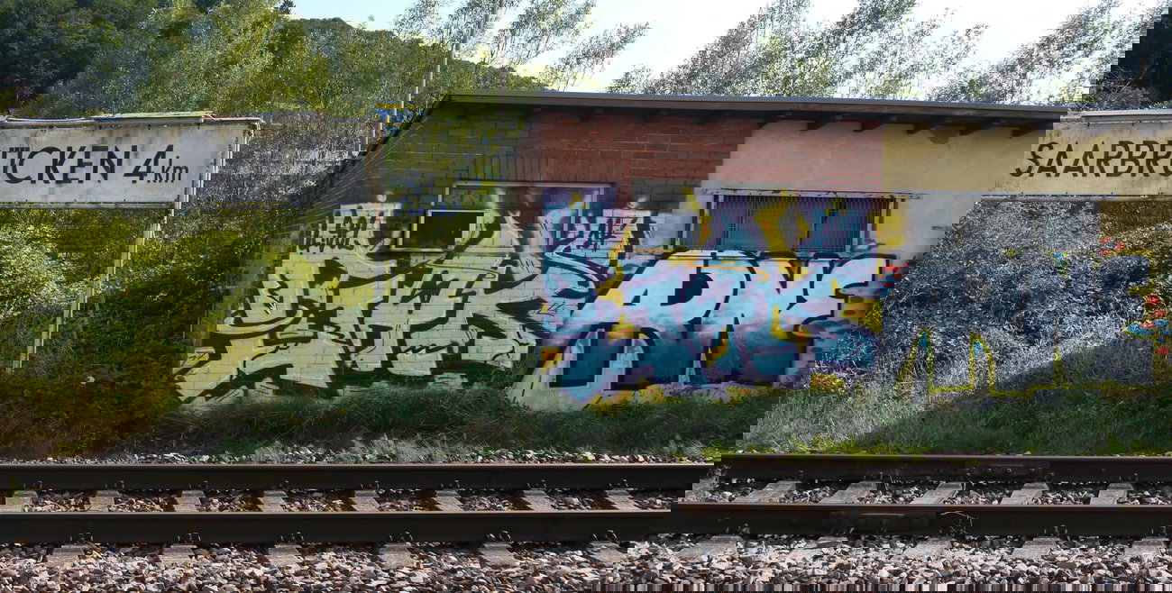 Graffiti Wall - Photo by crazyg - line, saar, line