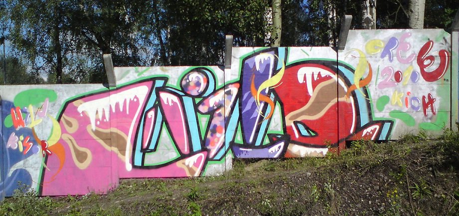 Graffiti Wall - Photo by curko