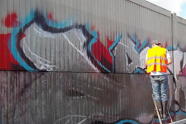 Graffiti Bombing in Ostrava - Photo by czechffiti - buff, chrom, man (2015)