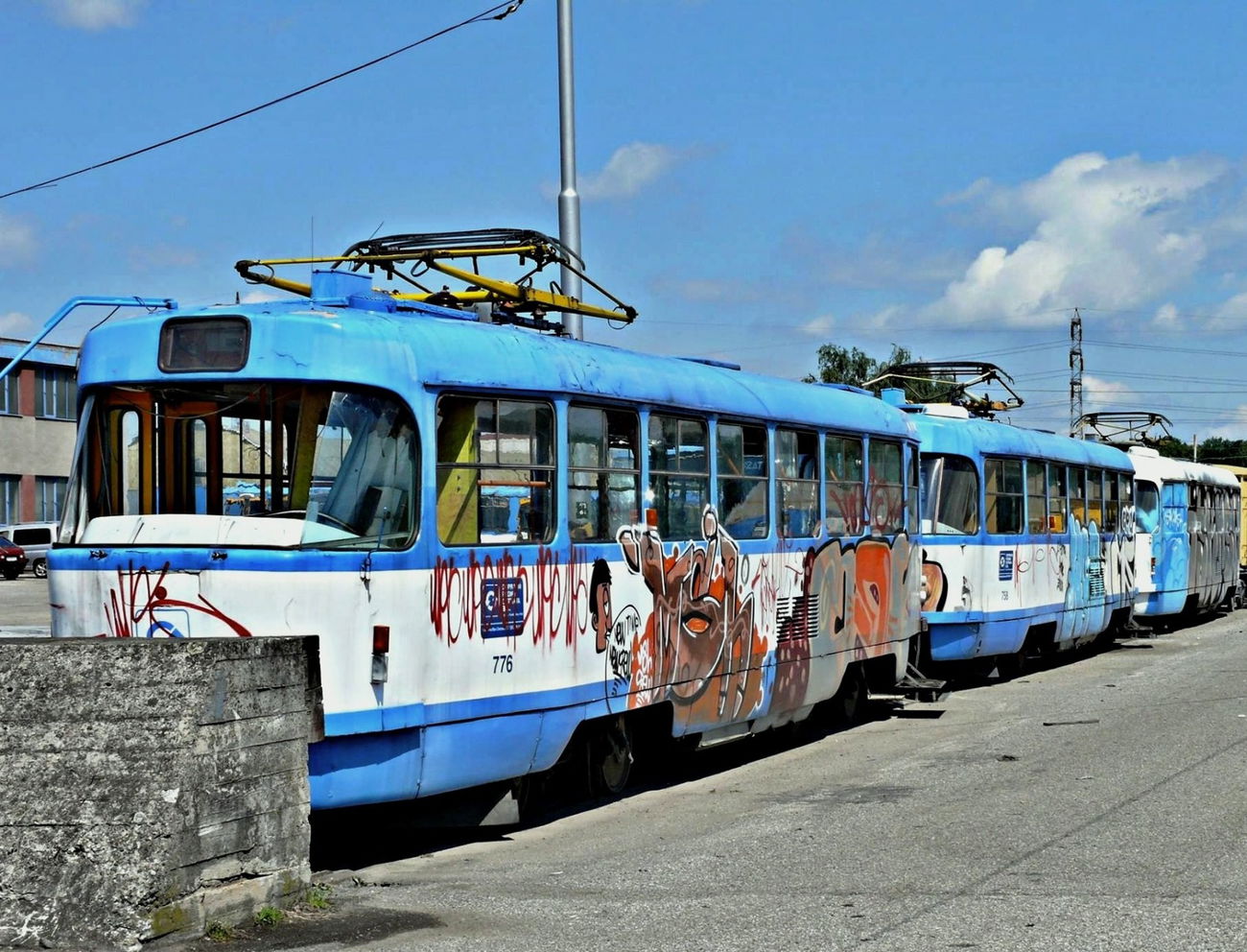 Graffiti Train in Ostrava - Photo by czechffiti - tram, trash