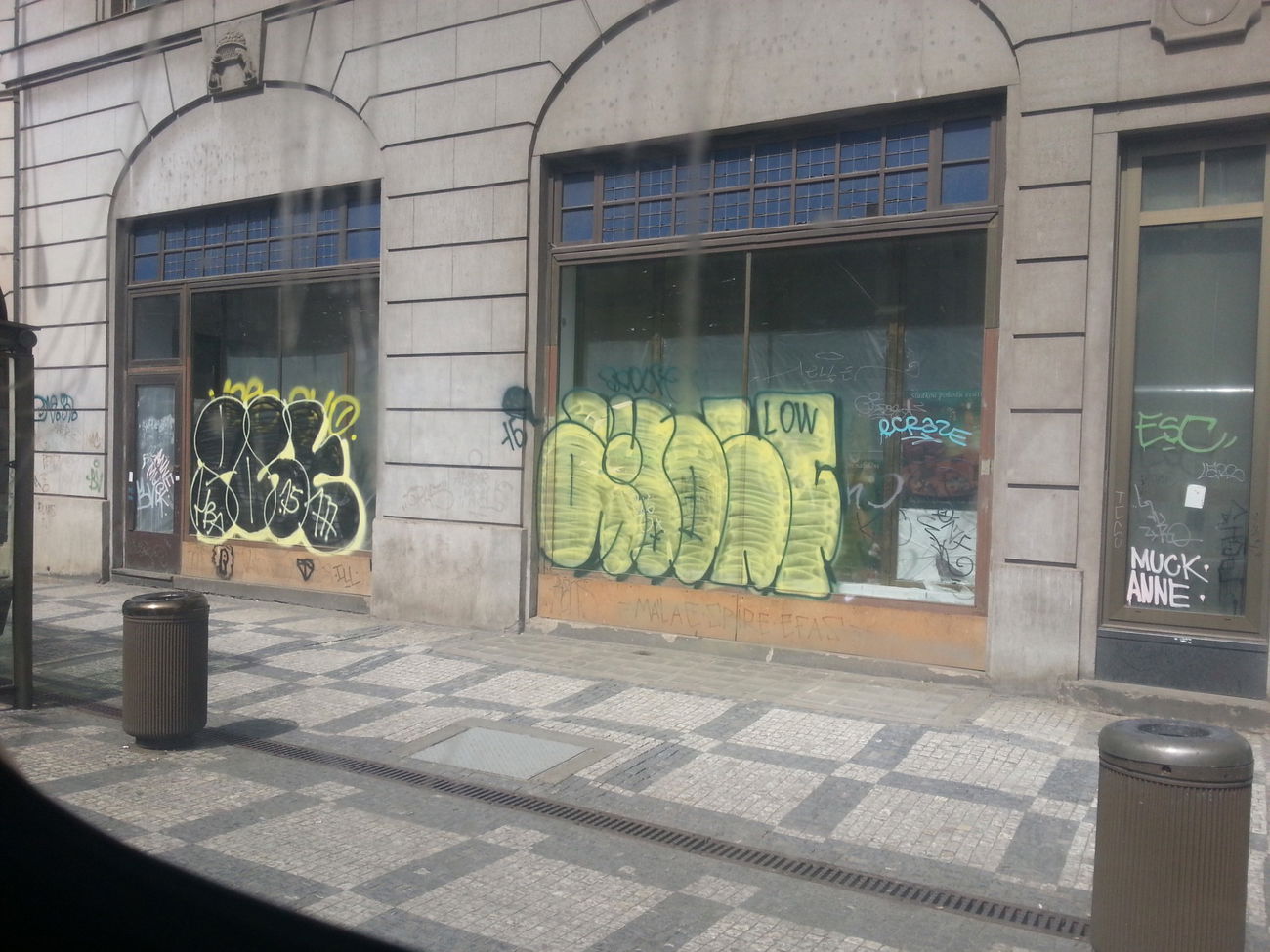 Graffiti Bombing in Praha - Photo by czechffiti - t, ups