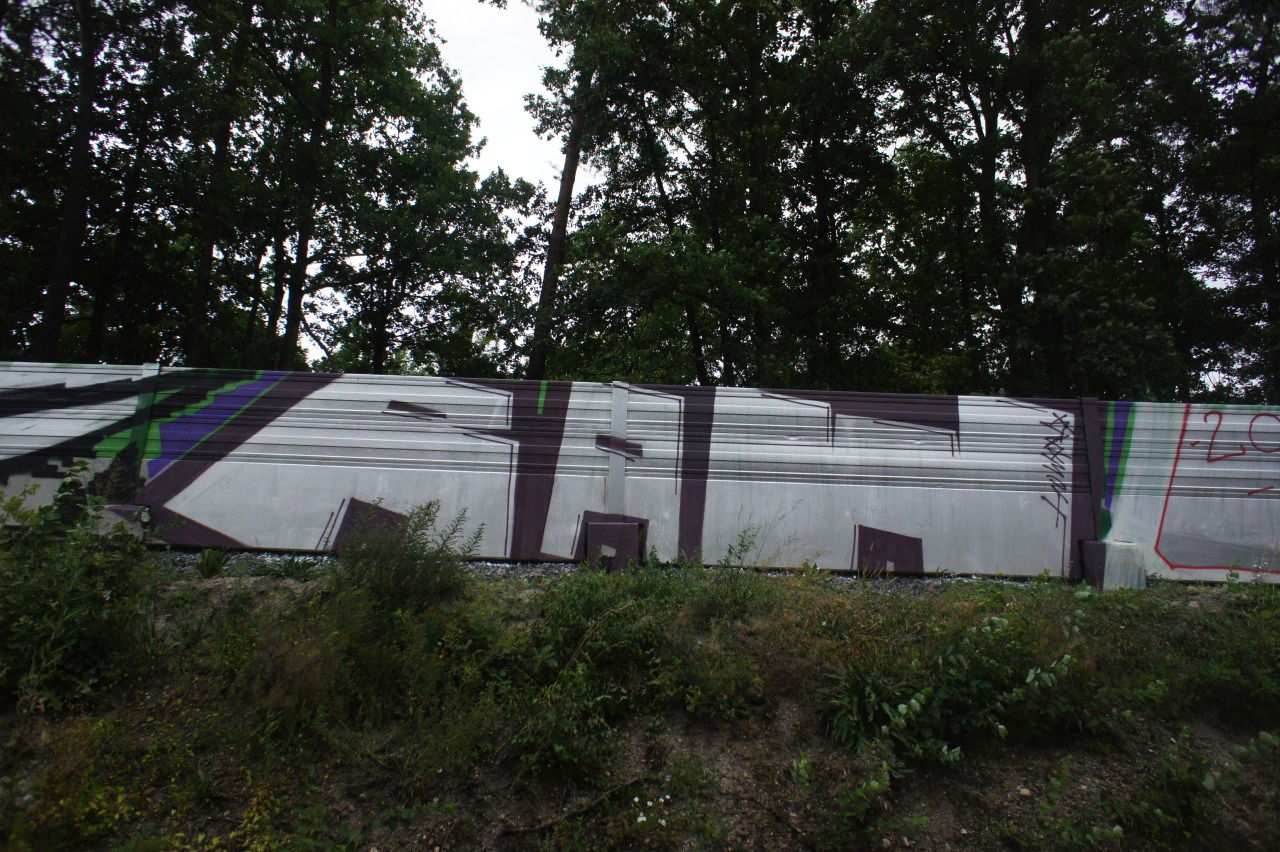 Graffiti Bombing in Praha - Photo by czechffiti - raw