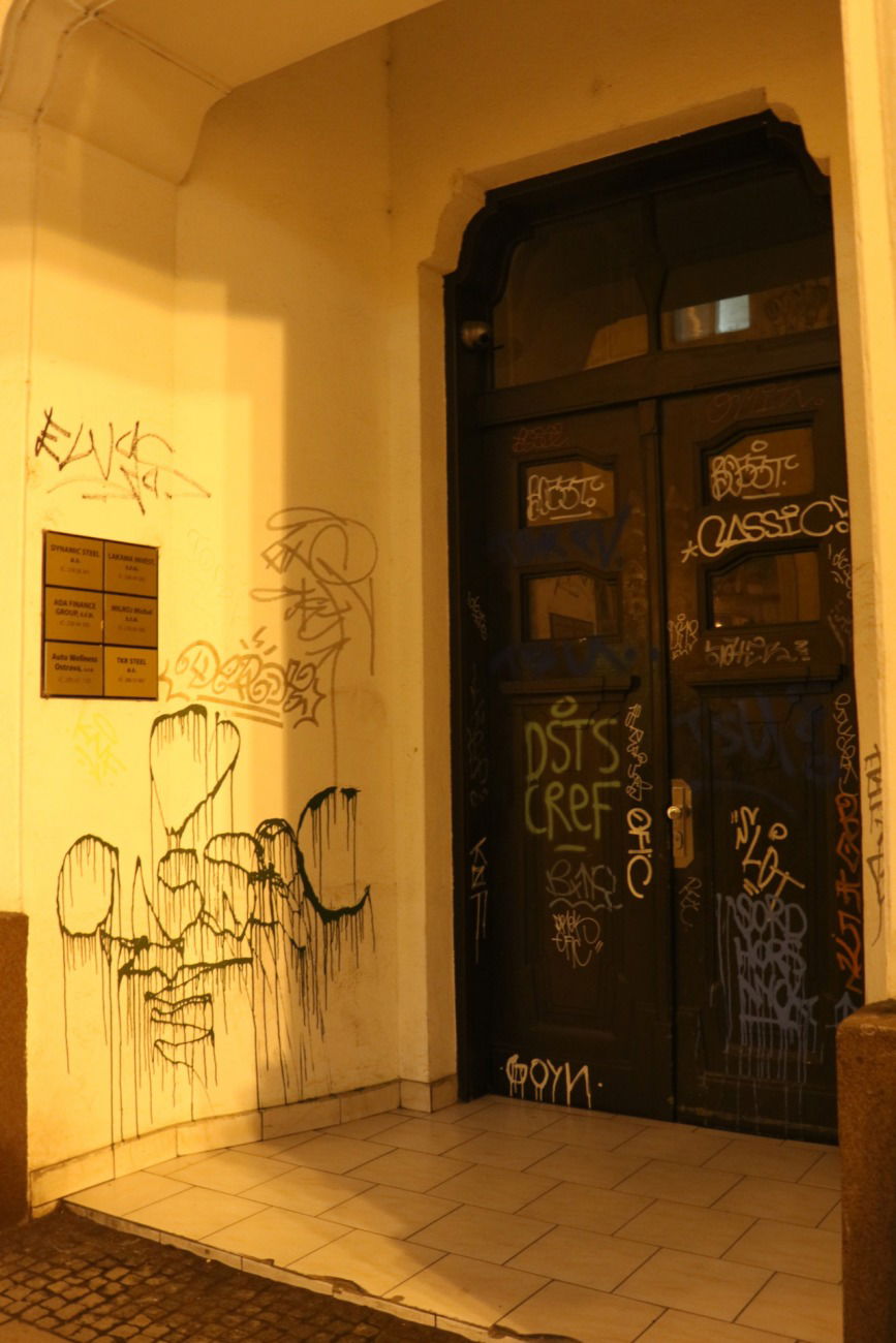 Graffiti Street Art in Ostrava - Photo by czechffiti - tags, door
