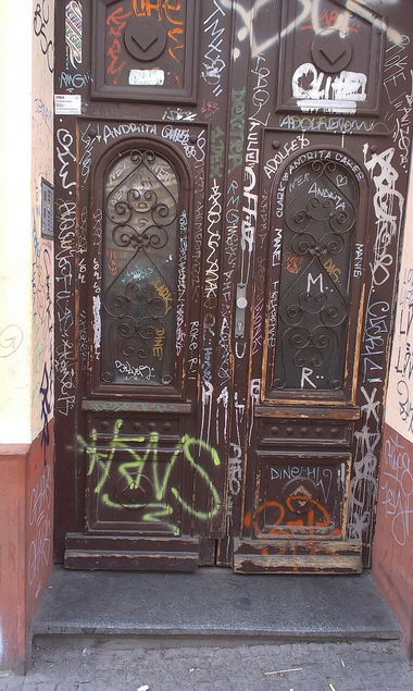 Graffiti Bombing in Praha - Photo by czechffiti - tags (2015)