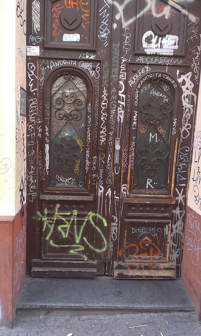 Graffiti Bombing in Praha - Photo by czechffiti - tags (2015)