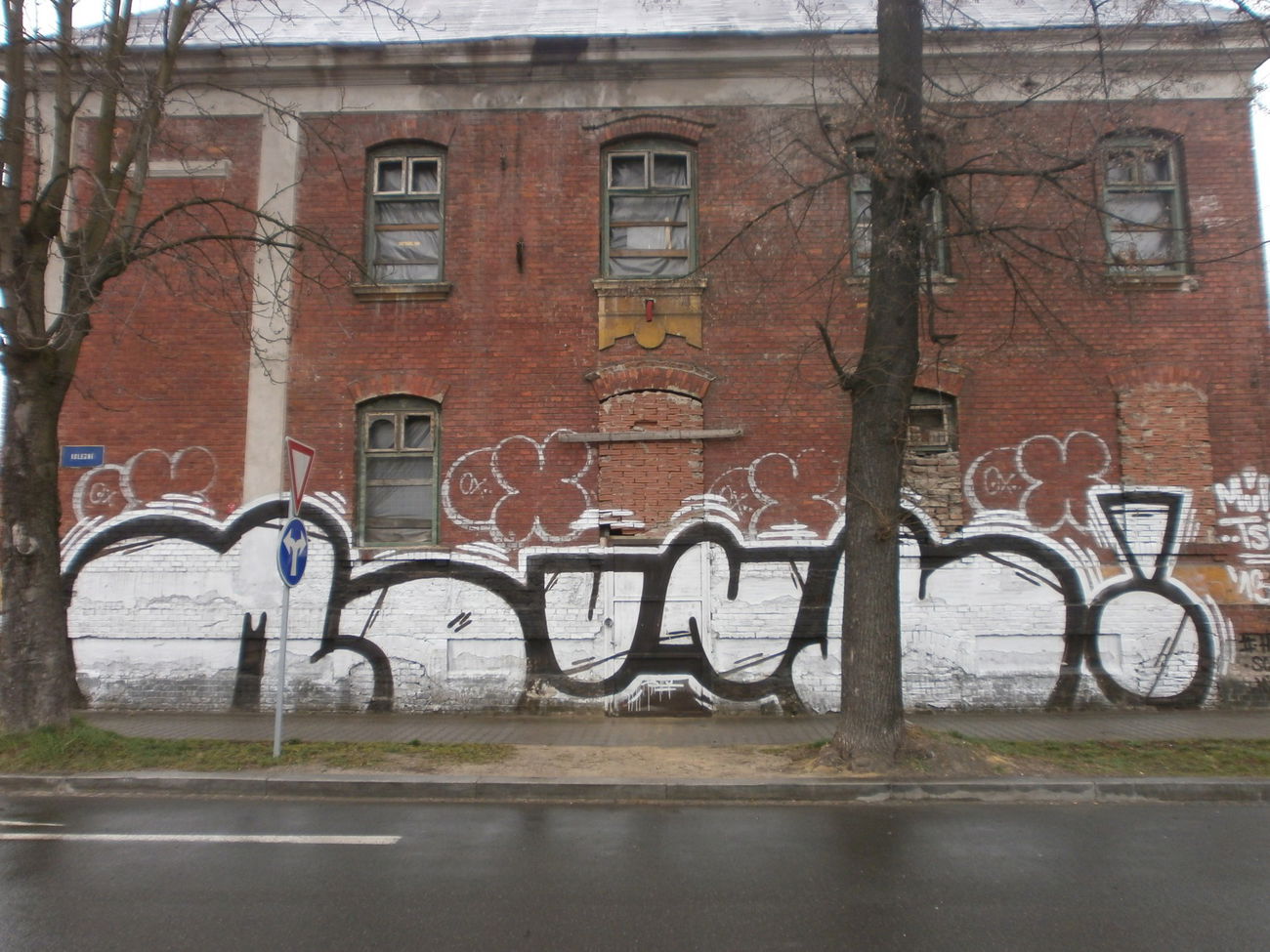 Graffiti Bombing in Ostrava - Photo by czechffiti - moun, tsu, chrom