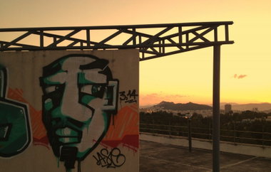 Graffiti Wall in Greece - Photo by d3u1c4e - lycabettus